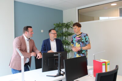 Bürgermeister Andreas Nette, KEG-Geschäftsführer Tino Haring und Inhaber Marcus Conrad im Gespräch über das Co-Working Space Smart Offices Querfurt.