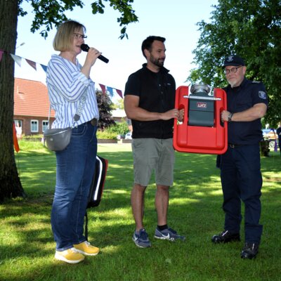 Förderverein übergibt Ausrüstungsgegenstände an die FF Stocksee. (Bild vergrößern)