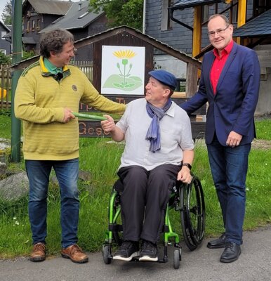 Staffelstabübergabe vor dem Naturpark-Zentrum in Friedrichshöhe. v.l: neuer Naturpark-Geschäftsführer Dr. Gerald Slotosch - , Florian Meusel - Geschäftsführer a.D. und Vereinsvorsitzender Tilo Kummer (Bild vergrößern)