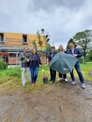 Vor dem neuen Wirtschaftshaus mit geschlossenem Dach v. l.: Alexander Schmidt, Jacqueline Weil, Karin Dietrich-Brauner, Annika Schulz und Lars Obermann (Bild vergr&ouml;&szlig;ern)
