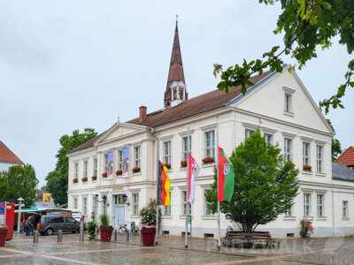 Die Beflaggung vor dem Pritzwalker Rathaus wurde auf Halbmast gesetzt. Foto: Beate Vogel (Bild vergrößern)