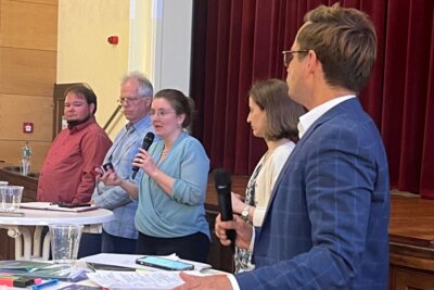 Podiusmdiskussion mit EU-Kandidierenden in Wildau, rechts Moderator Oliver Strank. Foto: Birgit Mittwoch (Bild vergrößern)
