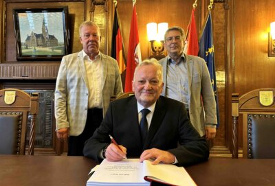 Ralf von Hagen (m) trug sich ins Ehrenbuch der Stadt Wittenberge ein I Foto: Martin Ferch (Bild vergrößern)