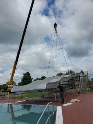 Foto zur Meldung: Neue Rutsche im Peenebad installiert