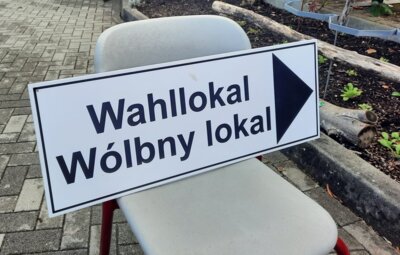 Zweisprachiges Schild zum Wahllokal. Foto: Karen Ascher (Bild vergrößern)