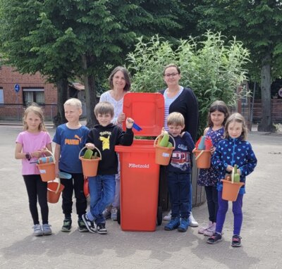 Förderverein spendiert neues Sandspielzeug (Bild vergrößern)