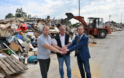 Von links: Bürgermeister Florian Mair (Altenmünster), Bürgermeister Edgar Kalb (Dinkelscherben) und Bürgermeister Bernhard Uhl (Zusmarshausen) auf dem Ferrum-Gelände in Dinkelscherben, wo derzeit der Müll aus den Hochwasser-Schäden der Betroffenen aus Dinkelscherben gesammelt wird. (Foto: Andreas Lode) (Bild vergrößern)