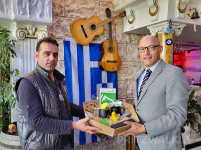 Thanas Markou und seine Familie betreiben seit zehn Jahren das griechische Restaurant Thessaloniki am Kulturhaus. Foto: Beate Vogel (Bild vergrößern)