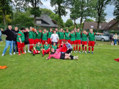 Unsere 3.Herren bejubelt den Aufstieg in die 2.KK (Bild vergrößern)