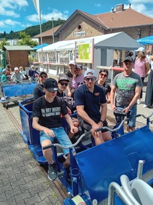 Foto zur Meldung: Leichtathleten auf Draisinentour