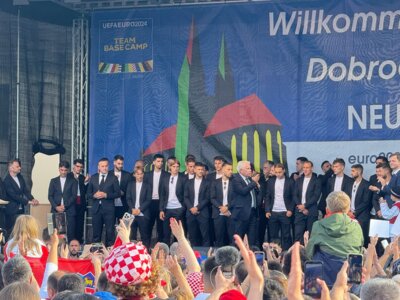 Begeisterter Empfang: Kroatische Nationalelf bezieht Quartier in Brandenburg