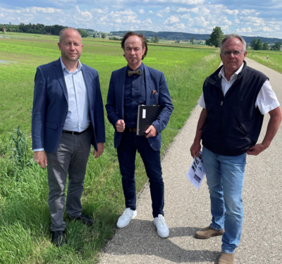 von links: Bürgermeister Florian Mair (Altenmünster), Bürgermeister Bernhard Uhl (Zusmarshausen) und Bürgermeister Edgar Kalb (Dinkelscherben) vor dem geplanten Staubereich beim Hochwasserrückhaltebecken Siefenwang / Fotograf: Florian Mair (Bild vergrößern)