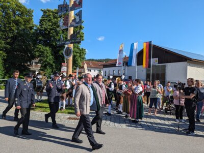 Foto zur Meldung: Mit Böllern, Blasmusik und Goldenem Buch