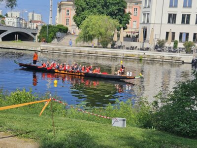 Drachenbootrennen mit voller Motivation (Bild vergrößern)