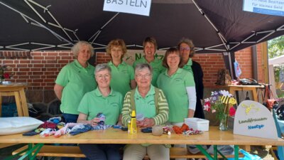 LANDFRAUEN NEETZE BETEILIGEN SICH MIT AKTIONSSTAND AM HOFFEST STRAMPE (Bild vergrößern)