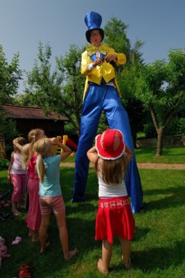 Walk-Acts ziehen am Sonntag durch Ortenberg und knoten lustige Ballontiere für die kleinen Besucher. (Bild vergrößern)