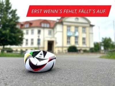 Foto zur Meldung: Auftakt zur Fußball-EM trifft auf Welt-Blutspendetag:  Vor dem Public Viewing zum Blutspenden ins Landratsamt Senftenberg | Landkreis verlost EM-Fußball