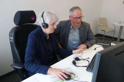 Foto zur Meldung: Bezirkstagspräsident Thomas Schwarzenberger informiert sich beim Krisendienst Oberbayern