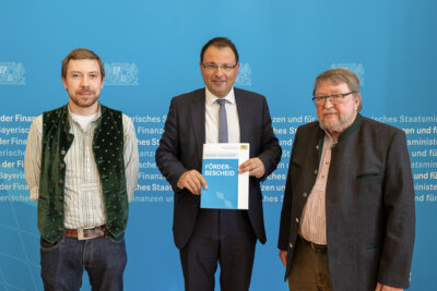 Übergabe des Förderbescheides durch Heimatstaatssekretär Martin Schöffel
