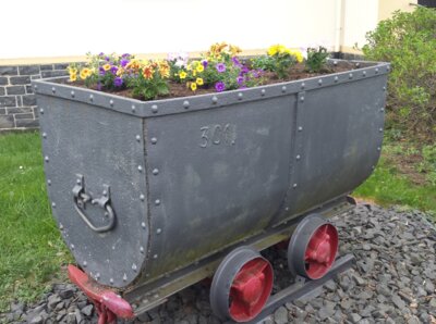 Grubenwagen vor der Ortsgemeindeverwaltung