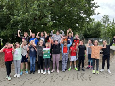 Foto zur Meldung: Regenbogenschüler*innen erwerben das Laufabzeichen