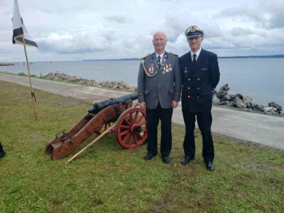 Der Ehrenpräsident der Wittenberger Schützengilde Ingo Rodowski (I) mit dem neuen Kommandanten der Uboot-Patenbesatzung ALPHA Kapitänleutnant Finn Wollenhaupt I Foto: Bundesmarine (Bild vergrößern)