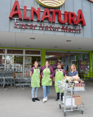 Das Team von Alnatura Landsberg mit (v.l.) Franziska Zielke, Julia Göbel und Tim Lampricht bei der Spendenübergabe an Sylvia Dachser (Caritas Landsberg)