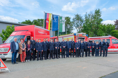 Bildunterschrift: Feuerwehren sowie Ratsmitglieder und Verwaltung freuen sich über die neuen Fahrzeuge. Foto: Gemeinde Cremlingen