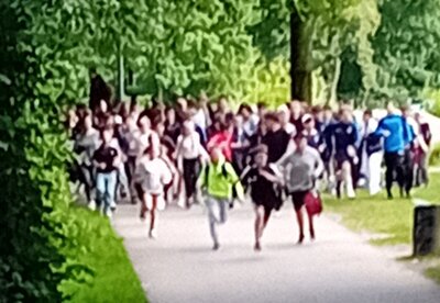 Anne-Frank-Realschule läuft gemeinsam zum Ziel: Spendenlauf zur Schulhofverschönerung (Bild vergrößern)