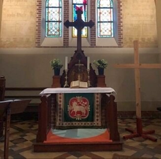 Der neue Teppich schützt das Podest vor dem Altar (Bild vergr&ouml;&szlig;ern)