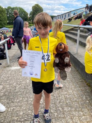 Mit drei Einzelmedaillen, darunter Gold im 50-Meter-Lauf der Altersklasse 10, war Tim Ickert aus der 4b einer der erfolgreichsten Jarmener Grundschüler in Anklam. (Foto: Dana Röthemeier)