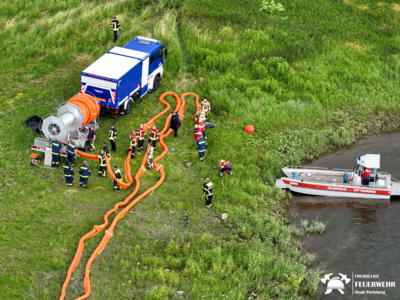 Foto zur Meldung: landkreisweite Ausbildung Öl auf Wasser