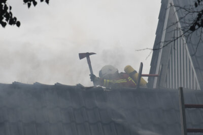 Foto zur Meldung: Einsatz: Carportbrand greift auf Einfamilienhaus über