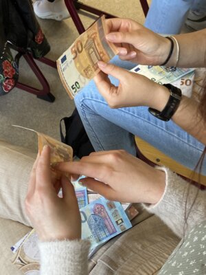Prinzip Fühlen, Sehen, Kippen in der Falschgeldprävention (Bild vergrößern)