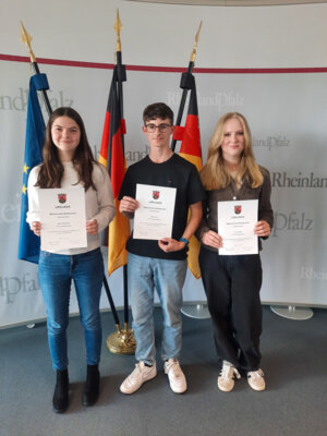 Von links nach rechts: Nila Grabowski (9c), David Link (9a) und Lias Postel (9a) mit ihren Urkunden