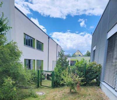 Ab 24. Juni: Zugang zur Bibliothek über den Lesegarten (Bild vergrößern)