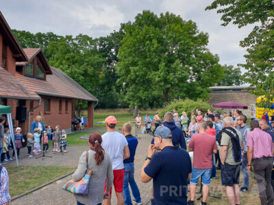 Kinder aus der Kita Storchennest zeigten beim letzten Dorffest 2022 ihr Programm. Foto: Franziska Liebing (Bild vergrößern)