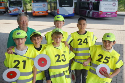 Die Verkehrswacht Cottbus schickte sechs Schülerlotsen in die Landesmeisterschaft. Betreut wurden sie von Barbara Jentsch. Foto: Jan Hornhauer