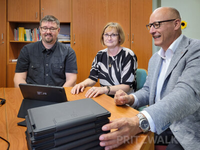 Schulleiterin Andrea Neumann freut sich über die 25 Tablets für die Quandtschule, die Andreas Grünberg mit Bürgermeister Dr. Ronald Thiel übergab. Foto: Beate Vogel (Bild vergrößern)