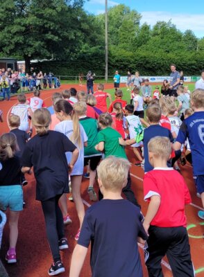 Die Lauf-AG der FWS beim Moorlauf am Start (Bild vergrößern)