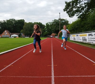 Dritt- und Viertklässler gewinnen das Deutsche Sportabzeichen (Bild vergrößern)