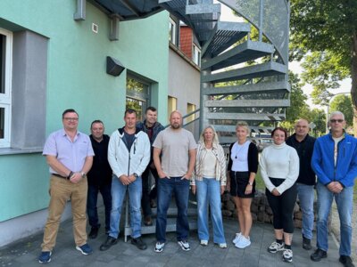 An ihrem ersten Ausbildungstag begannen die Teilnehmerinnen und Teilnehmer des Speziallehrganges für kommunale Ordnungshüter am Niederlausitzer Studieninstitut für kommunale Verwaltung (NLSI) mit dem Thema „Einführung in das Allgemeine Verwaltungsrecht anhand des Gefahrenabwehrrechts“, welches von der langjährigen nebenamtlichen Dozentin für Ordnungsrecht am NLSI, Katrin Zillmann (6. v. l.), unterrichtet wird. Begrüßt wurden sie von der stellvertretenden Studienleiterin des NLSI, Mareike Scobel (7. V. l.). Foto: Evelyn Stöwer (NLSI) (Bild vergr&ouml;&szlig;ern)