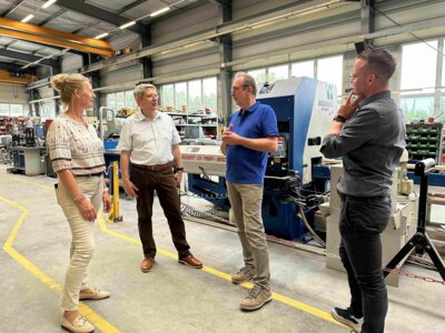 6.	Christian Winkelmann, Geschäftsführer der Transformare GmbH (2.v.r) im Gespräch mit Dr. Oliver Hermann (2.v.l), Sandra Perabo vom TGZ Prignitz und Laga-Geschäftsführer Ernst Volkhardt I Foto: Martin Ferch (Bild vergrößern)