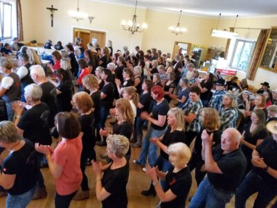 Foto zur Meldung: 140 Line Dancer rockten den Saal