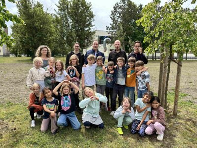 Kinder des Hortes der Elblandgrundschule mit Erzieherin Kristin Tiepermann (hinten links), WGE-Vorstand Marcel Elverich (hinten mitte) und Hortleiter Tobias Wabnitz (zweiter von rechts, hintere Reihe) I Foto: Martin Ferch (Bild vergrößern)