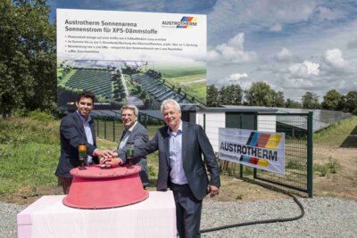 Maximilian Schmid (Vertreter der Austrotherm Eigentümerfamilie), Dr. Oliver Hermann (Bürgermeister der Stadt Wittenberge) und Lars Peter (Austrotherm Geschäftsführer) eröffnen die Austrotherm Sonnenarena I Foto: Austrotherm (Bild vergrößern)