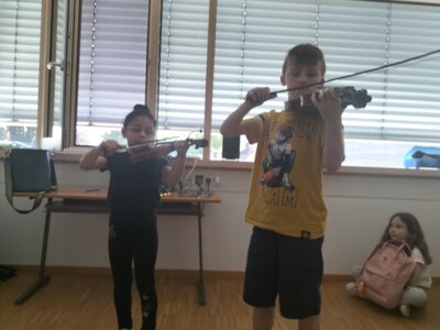 Gräfin-Monika-Schule taucht in die Klangwelt der verschiedensten Musikinstrumente ein (Bild vergrößern)