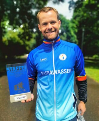 Teamchef, Steffen Schirmer, mit dem Siegerpokal am Tollensesee. Foto: Steffi Schirmer