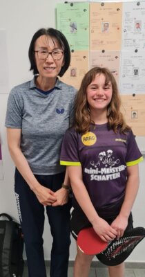 Dania mit Juniorinnen-Bundestrainerin Jie Schöpp (Bild vergrößern)