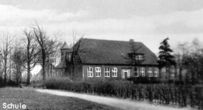 Ansichtskartenaufnahme der Dorfschule Flachsmeer (Bildquelle: Folkmar Ulrichs). (Bild vergrößern)